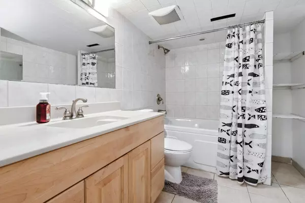 Red Deer, AB T4N 0J5,8 Mckinnon CRES