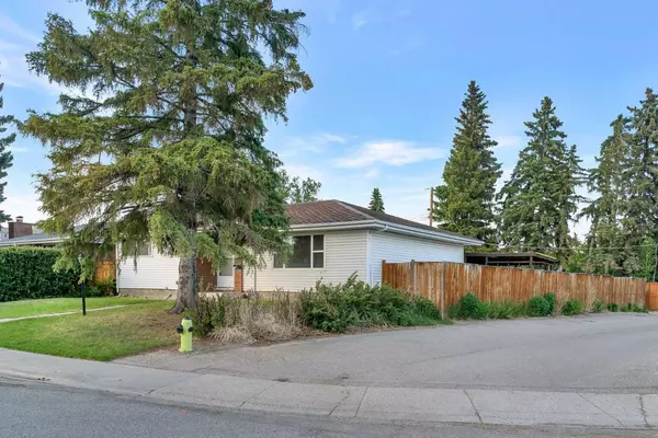 Calgary, AB T3A 0J4,4204 Voyageur DR NW