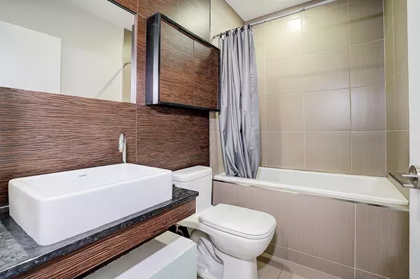 Toronto C01, ON M4Y 0A5,75 St Nicholas ST #307