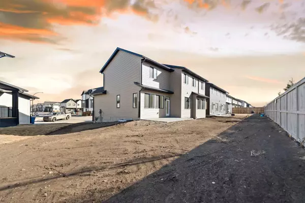 Airdrie, AB T4B 5H9,648 South Point Heath SW