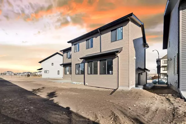 Airdrie, AB T4B 5H9,648 South Point Heath SW