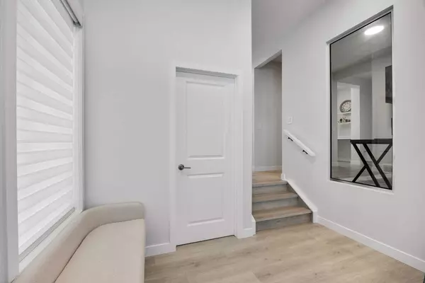 Calgary, AB T3R 1Y8,153 Edith Villas NW