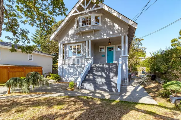 2718 Roseberry Ave, Victoria, BC V8R 3T9
