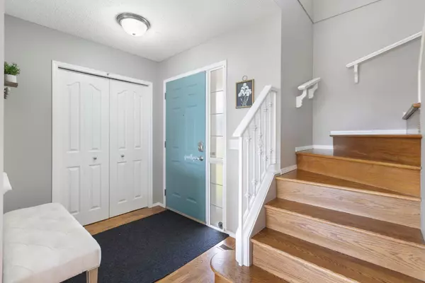 Calgary, AB T2Y 3Z5,94 Somerglen Close Southwest