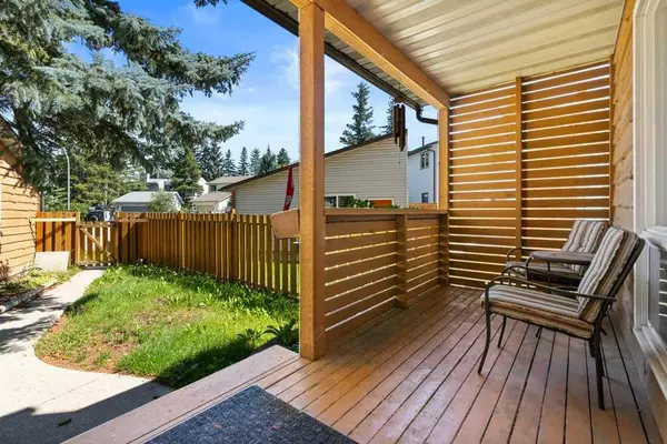 Calgary, AB T3G 1A5,215 Ranchview CT Northwest