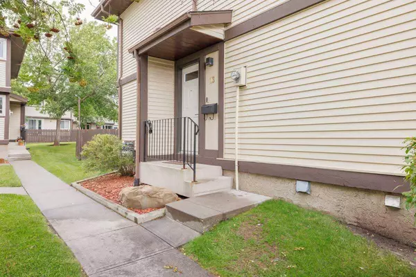 115 Bergen RD Northwest #13, Calgary, AB T3K 1P2