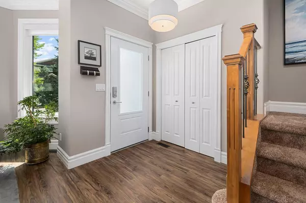 Calgary, AB T2M 2H6,464 27 AVE NW