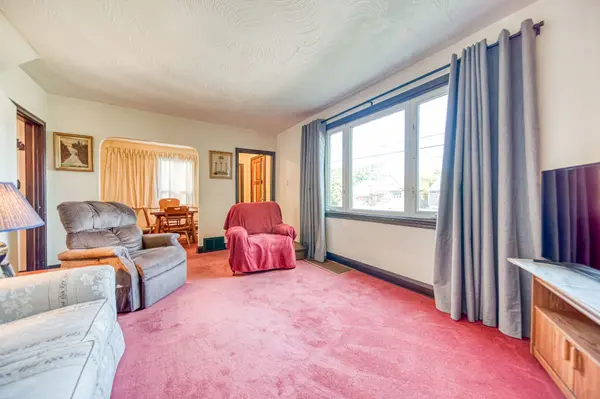 Toronto E04, ON M1L 1V6,3184 St Clair AVE E