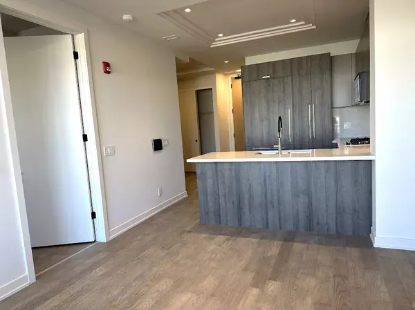 Oakville, ON L6K 2W6,123 MAURICE DR #306