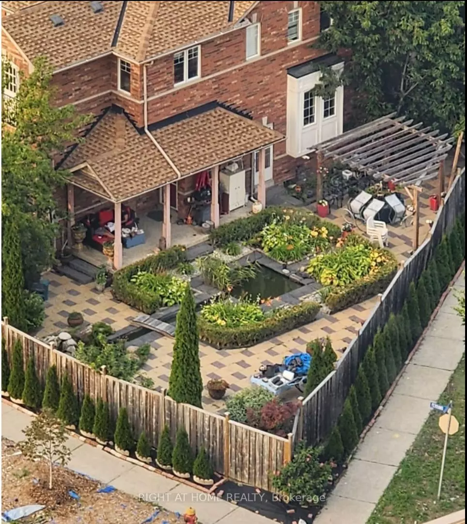 Toronto C11, ON M3C 3Z2,31 Ferrand DR