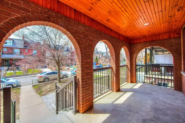 Toronto C01, ON M6G 3E9,235 Beatrice ST #1