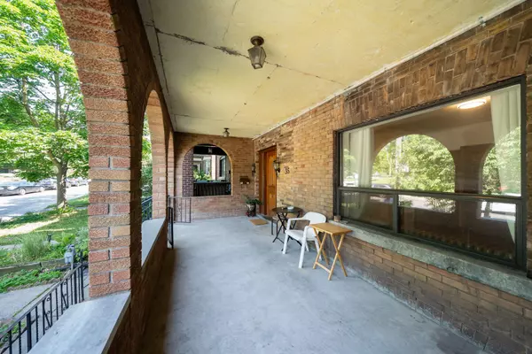 Toronto C03, ON M6C 2V2,35 Pinewood AVE