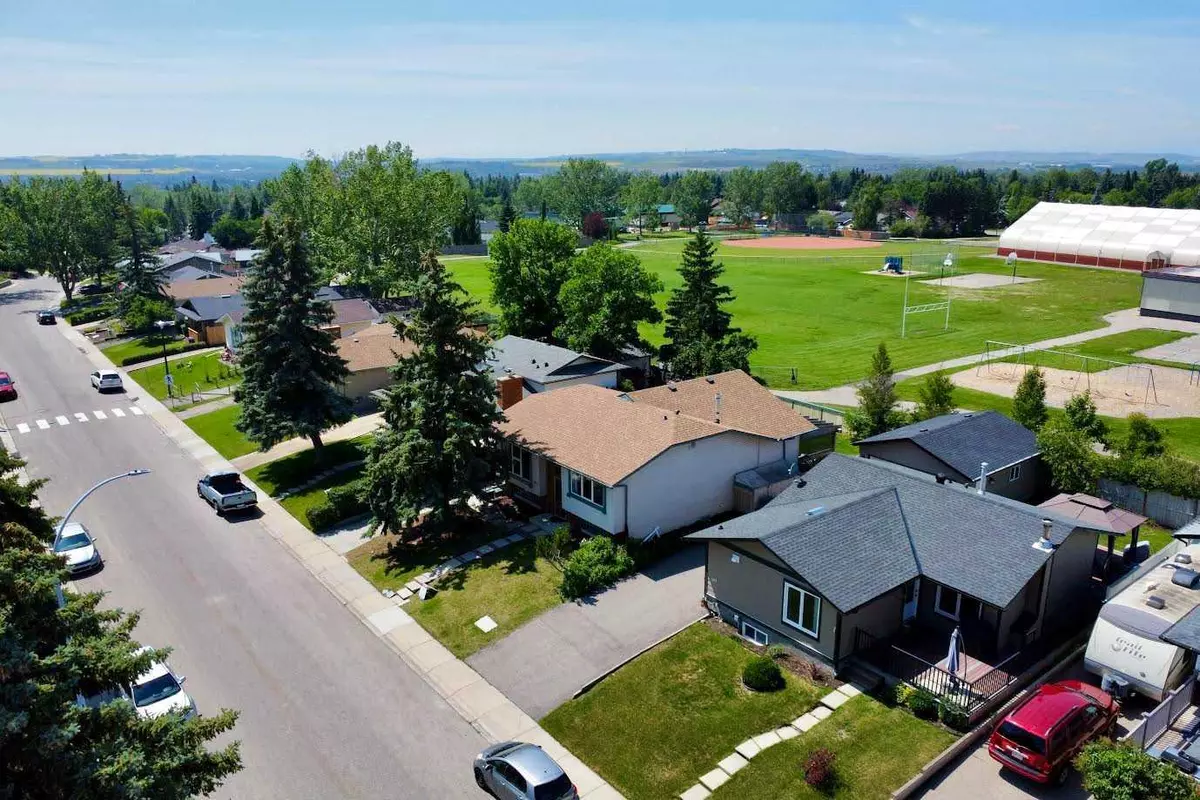 Okotoks, AB T1S 1E1,143 Waldron AVE