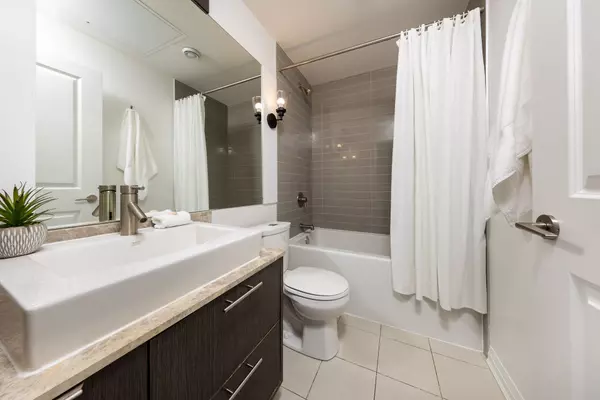 Toronto C01, ON M5V 0C4,8 Mercer ST #317