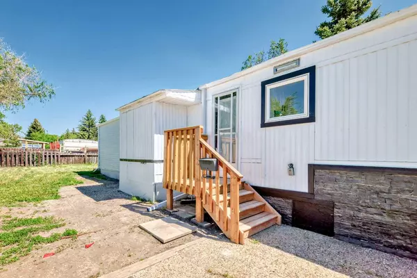 Strathmore, AB T1P 1E2,817 Bayview RD