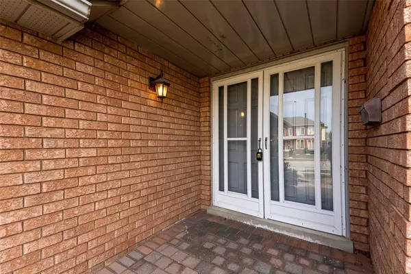 Whitby, ON L1R 1T3,21 Willowbrook DR