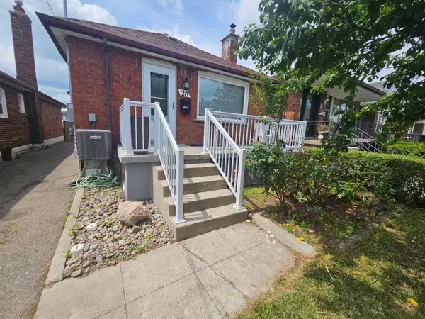 28 Montcalm AVE, Toronto W04, ON M6E 4N6