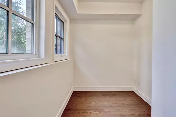 Toronto W06, ON M8W 1S1,80 Daisy AVE #23