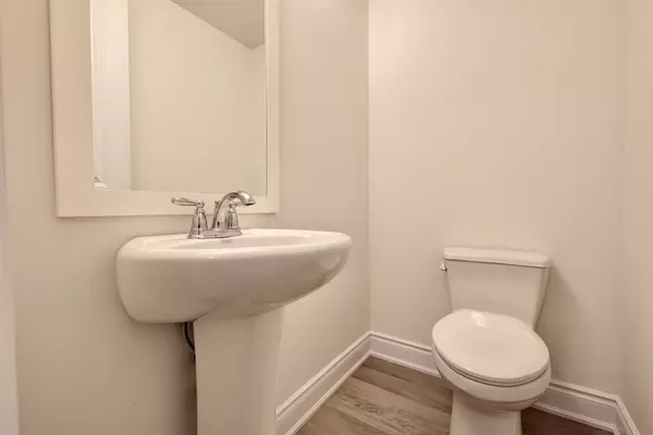 Toronto W06, ON M8W 1S1,80 Daisy AVE #23