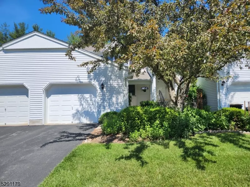 83 Carriage Ln, Newton Town, NJ 07871