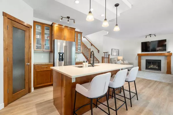 Calgary, AB T3G 4X5,612 Royal CT NW