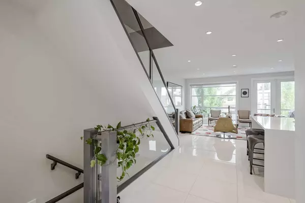 Calgary, AB T2T 1H3,1928 27 AVE SW