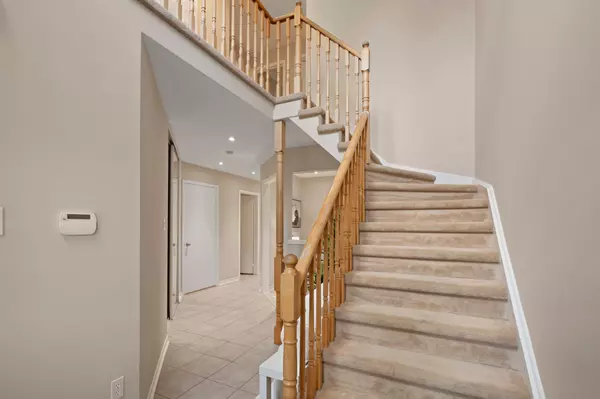 Whitby, ON L1R 3G5,74 Samandria AVE