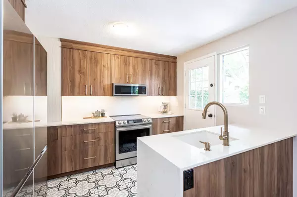 Barrie, ON L4M 5C4,63 Ferris LN #J2