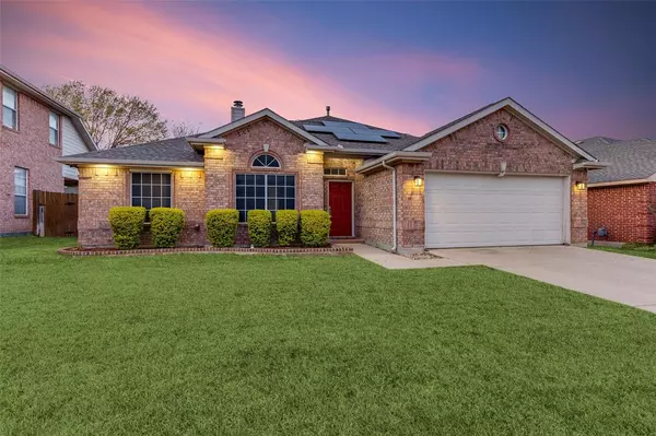 1070 Hillwood Drive, Saginaw, TX 76179