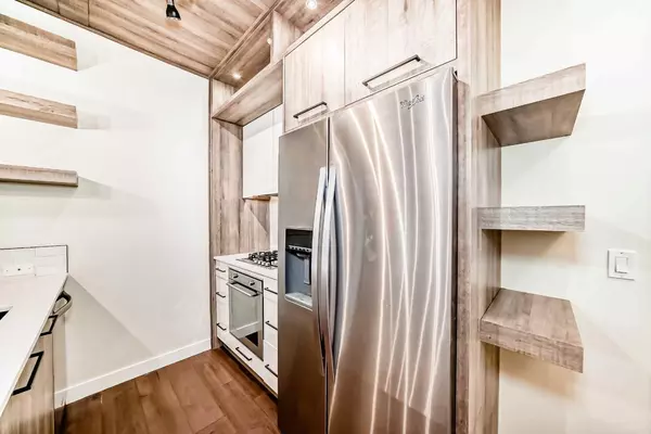 Calgary, AB T3C 1K7,2702 17 AVE SW #113