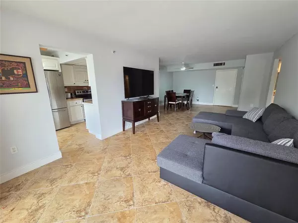 Sunny Isles Beach, FL 33160,210 174th St #L18