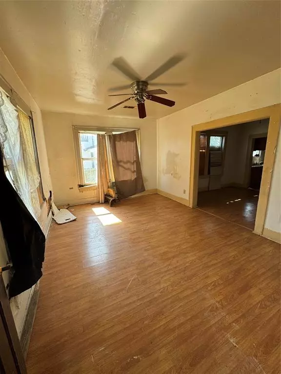 Dallas, TX 75216,1007 Strickland