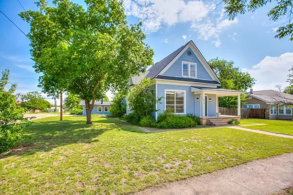 810 N 6th St, Ballinger, TX 76821
