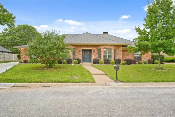 2004 Lake Country Drive, Arlington, TX 76012