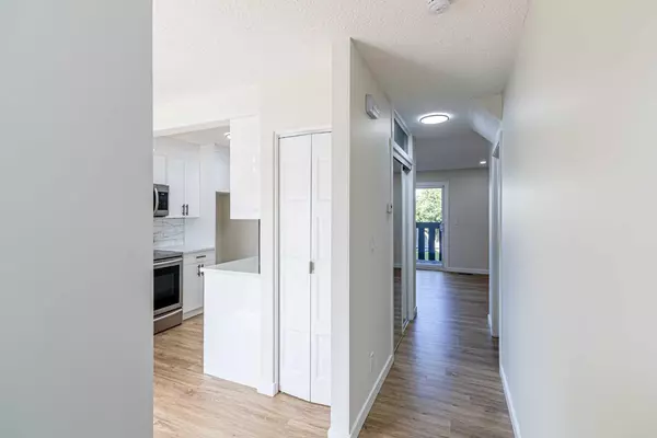 Calgary, AB T2A 5Z8,6100 4 AVE NE #28