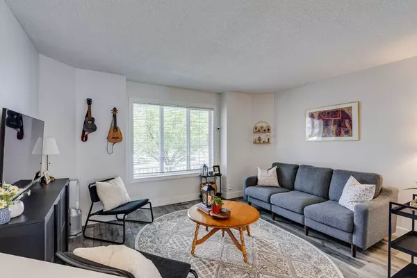 Calgary, AB T3P 1E2,202 Evansmeade Close Northwest
