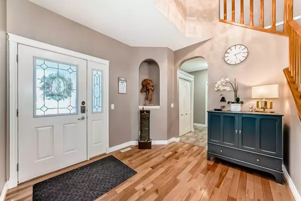 Chestermere, AB T1X 1N3,120 Oakmere WAY