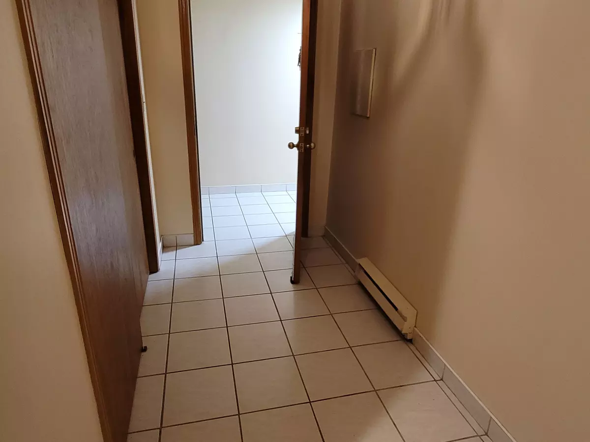 Niagara Falls, ON L2G 3H2,7116 MCLEOD RD #101