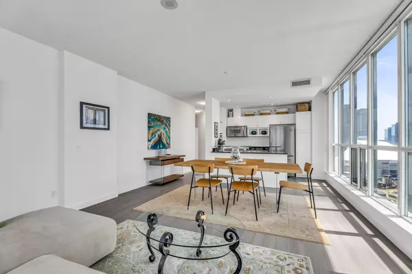 Toronto C01, ON M5J 2Y2,8 York ST #3202