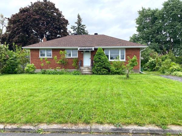 18 Oakwood AVE, Cityview - Parkwoods Hills - Rideau Shore, ON K2E 6A5
