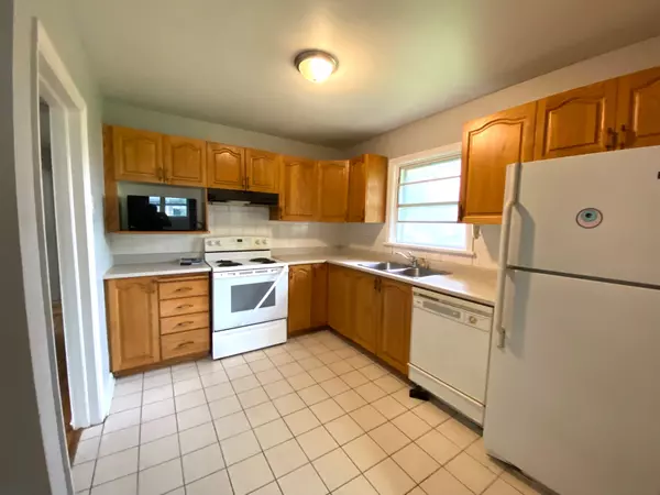 Cityview - Parkwoods Hills - Rideau Shore, ON K2E 6A5,18 Oakwood AVE