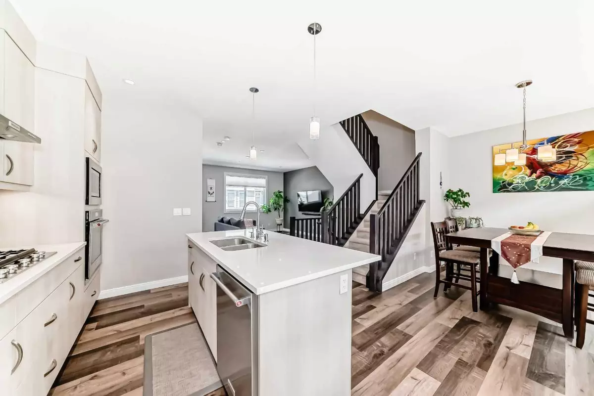 Calgary, AB T3H1Y1,209 Wentworth ROW Southwest