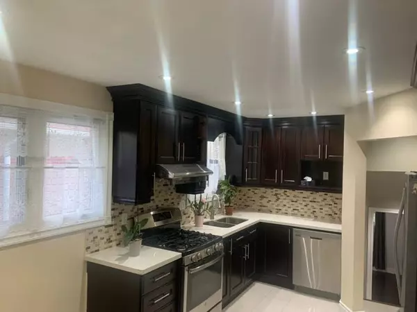 Mississauga, ON L4Y 2K4,3324 Homark DR #Upper