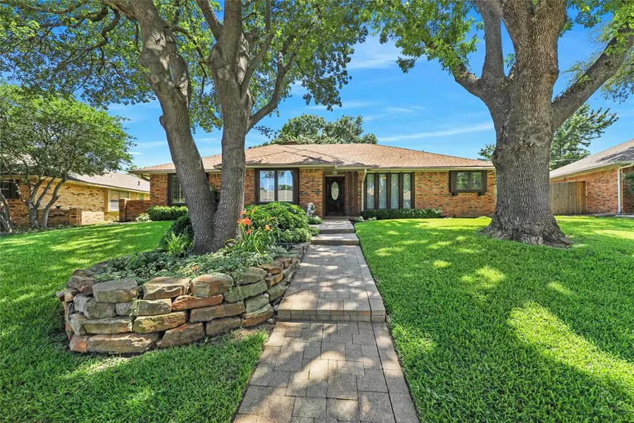 1904 Middle Glen Drive, Carrollton, TX 75007