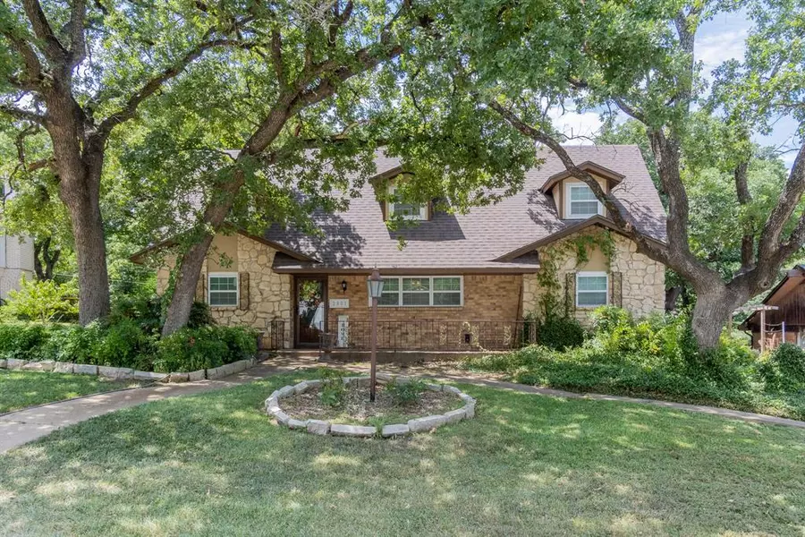 2801 Oak Cliff Lane, Arlington, TX 76012