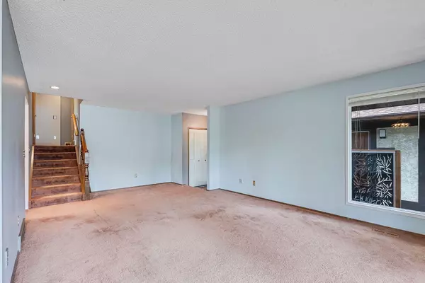 Calgary, AB T3A 2S6,40 Edgeford RD Northwest