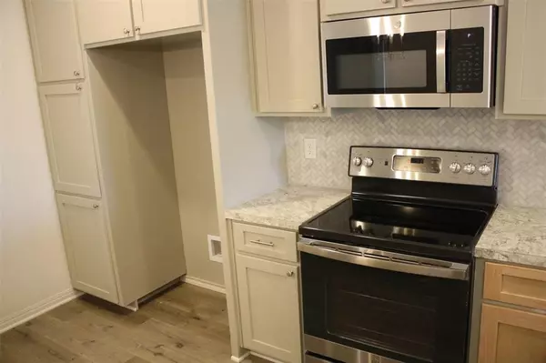 Lacy Lakeview, TX 76705,1019 Hooks Avenue