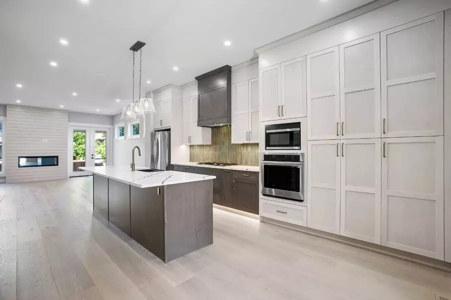 1413 27 ST Southwest, Calgary, AB T3C 1L4