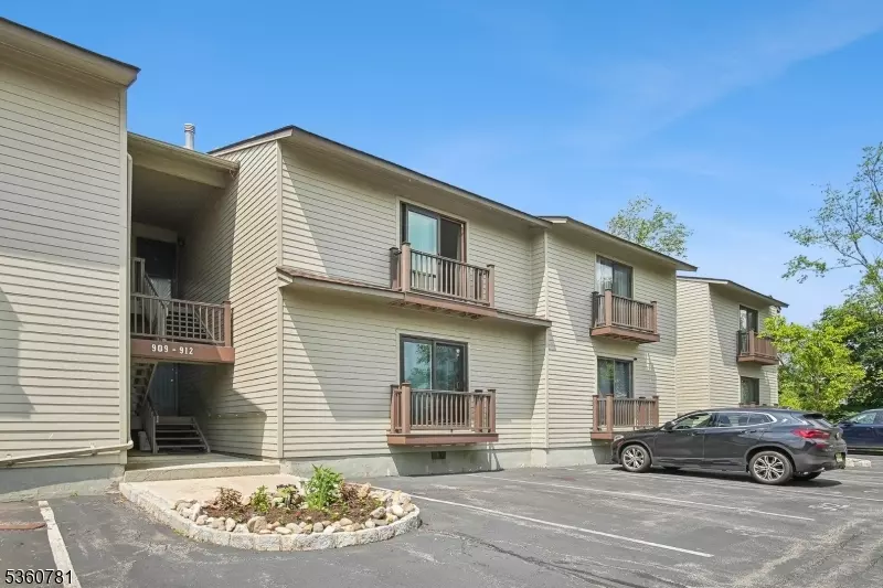 912 Spruce Hills Dr, Glen Gardner Boro, NJ 08826