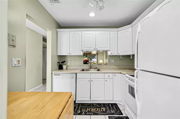 Lauderdale Lakes, FL 33313,5141 W Oakland Park Blvd #211